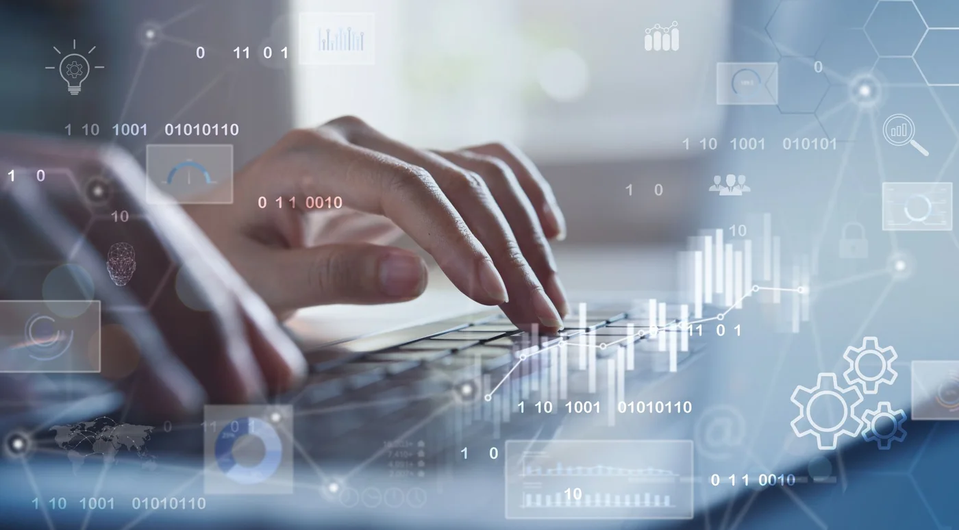 Mains tapant sur un clavier avec des icônes de données et d’intelligence artificielle, représentant 